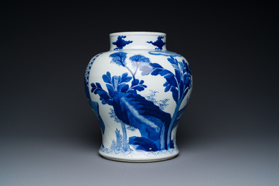 Vase en porcelaine de Chine en bleu et blanc &agrave; d&eacute;cor des 'Longues Dames', Kangxi