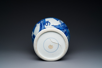 Vase en porcelaine de Chine en bleu et blanc &agrave; d&eacute;cor des 'Longues Dames', Kangxi
