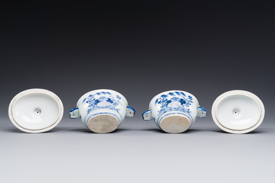 Paire de sauci&egrave;res et terrines couvertes en porcelaine de Chine en bleu et blanc, Qianlong