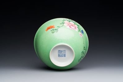 Een Chinese famille rose kom met sgraffito groene fondkleur, Qianlong merk en periode