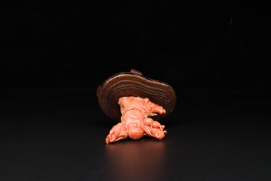 Sculpture de Bouddha rieur en corail rouge sur socle en bois, Chine, 19/20&egrave;me