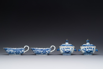 Paire de sauci&egrave;res et terrines couvertes en porcelaine de Chine en bleu et blanc, Qianlong