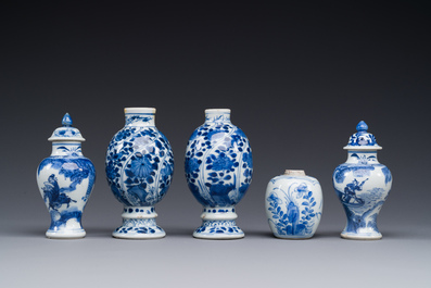 Vijf Chinese blauw-witte vazen, Kangxi