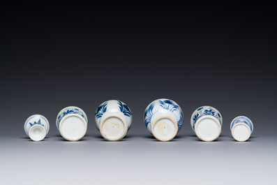 Deux coupes &agrave; pied et quatre vases miniatures de forme 'gu' en porcelaine de Chine en bleu et blanc, Kangxi