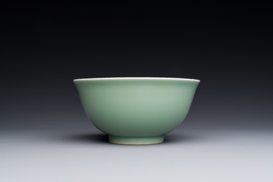 Een Chinese monochrome celadon-geglazuurde kom, Daoguang merk en mogelijk uit die periode