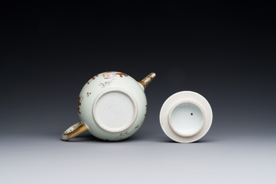 Een Chinese vergulde famille rose theepot, Yongzheng