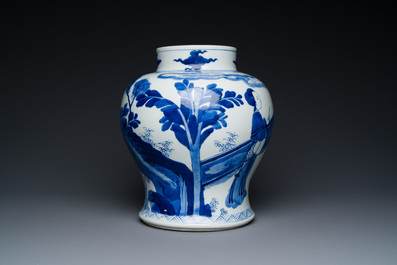 Vase en porcelaine de Chine en bleu et blanc &agrave; d&eacute;cor des 'Longues Dames', Kangxi