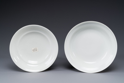 A Chinese famille rose bowl and cover with dragons chasing pearls, Guangxu mark, 19th C.