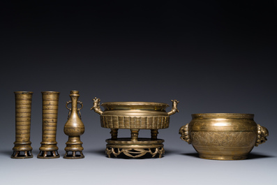 Deux br&ucirc;le-parfums en bronze, un sur socle et trois vases, marque de Xuande, 19/20&egrave;me