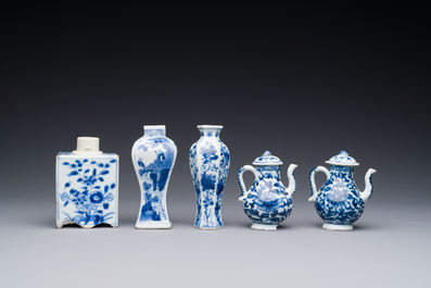 Deux vases, deux pichets miniatures et une bo&icirc;te &agrave; th&eacute; en porcelaine de Chine en bleu et blanc, Kangxi