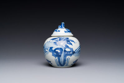 Een Chinese blauw-witte 'Lange Lijzen' theebus en deksel, conische schelp merk, Kangxi