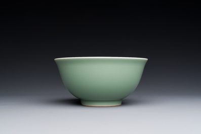 Een Chinese monochrome celadon-geglazuurde kom, Daoguang merk en mogelijk uit die periode