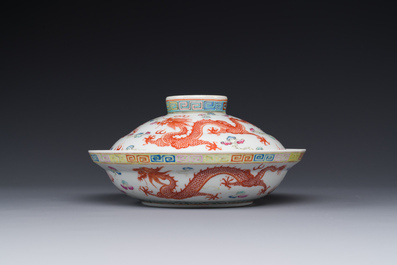 A Chinese famille rose bowl and cover with dragons chasing pearls, Guangxu mark, 19th C.
