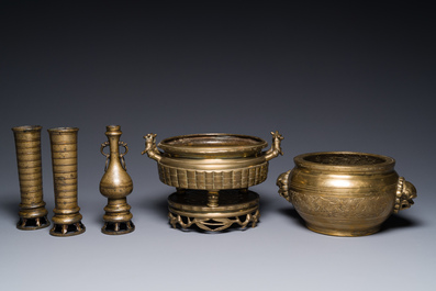 Deux br&ucirc;le-parfums en bronze, un sur socle et trois vases, marque de Xuande, 19/20&egrave;me