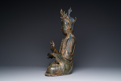 Grande sculpture en bronze laqu&eacute; et dor&eacute; repr&eacute;sentant un Bodhisattva, Chine, Ming