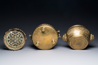 Deux br&ucirc;le-parfums en bronze, un sur socle et trois vases, marque de Xuande, 19/20&egrave;me