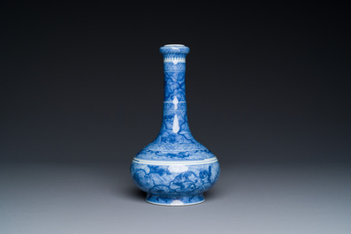 Vase de forme bouteille &agrave; t&ecirc;te d'ail en porcelaine de Chine en bleu et blanc &agrave; d&eacute;cor d'animaux mythiques, marque et &eacute;poque de Kangxi