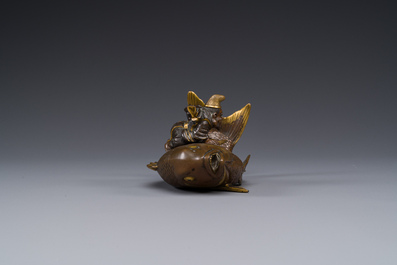 Bo&icirc;te couverte en bronze partiellement dor&eacute;e figurant Ebisu sur une dorade, Japon, sign&eacute;e Miyao Zo, Meiji, vers 1880