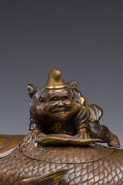 Bo&icirc;te couverte en bronze partiellement dor&eacute;e figurant Ebisu sur une dorade, Japon, sign&eacute;e Miyao Zo, Meiji, vers 1880