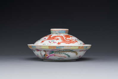 A Chinese famille rose bowl and cover with dragons chasing pearls, Guangxu mark, 19th C.