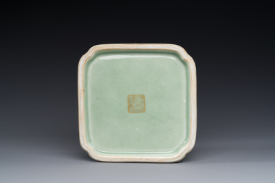 Een vierkante Chinese monochrome celadon geglazuurde kom met verguld drakendecor, Daoguang merk en periode
