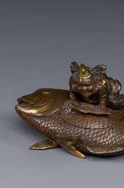 Bo&icirc;te couverte en bronze partiellement dor&eacute;e figurant Ebisu sur une dorade, Japon, sign&eacute;e Miyao Zo, Meiji, vers 1880