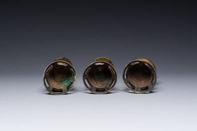 Deux br&ucirc;le-parfums en bronze, un sur socle et trois vases, marque de Xuande, 19/20&egrave;me