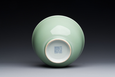 Een Chinese monochrome celadon-geglazuurde kom, Daoguang merk en mogelijk uit die periode