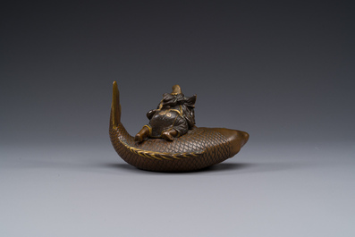 Bo&icirc;te couverte en bronze partiellement dor&eacute;e figurant Ebisu sur une dorade, Japon, sign&eacute;e Miyao Zo, Meiji, vers 1880