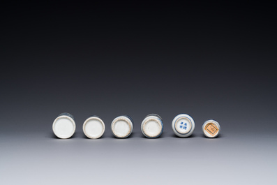 Zes Chinese blauw-witte snuifflessen, 19de eeuw