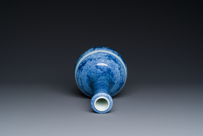 Vase de forme bouteille &agrave; t&ecirc;te d'ail en porcelaine de Chine en bleu et blanc &agrave; d&eacute;cor d'animaux mythiques, marque et &eacute;poque de Kangxi