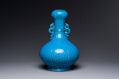 A Chinese monochrome powder-blue garlic-mouth vase with chilong handles, 18/19th C.
