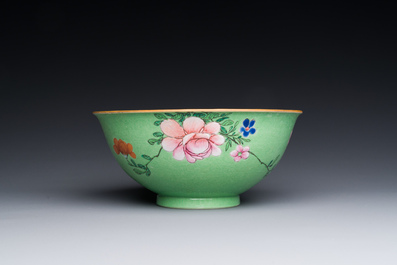 Een Chinese famille rose kom met sgraffito groene fondkleur, Qianlong merk en periode