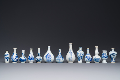 Dertien Chinese blauw-witte miniatuur vazen met floraal decor, Kangxi