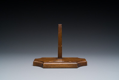 Coupe de forme quadrilobe en &eacute;maux cloisonn&eacute;s &agrave; d&eacute;cor floral sur socle en bois, Chine, Yongzheng