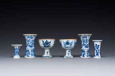 Deux coupes &agrave; pied et quatre vases miniatures de forme 'gu' en porcelaine de Chine en bleu et blanc, Kangxi