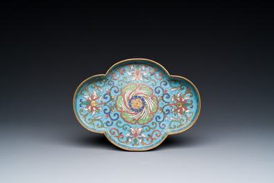 Coupe de forme quadrilobe en &eacute;maux cloisonn&eacute;s &agrave; d&eacute;cor floral sur socle en bois, Chine, Yongzheng