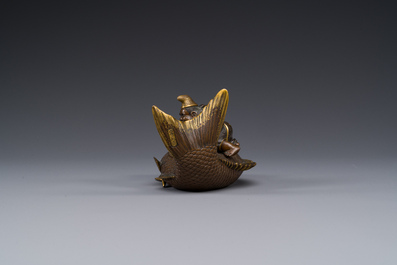 Bo&icirc;te couverte en bronze partiellement dor&eacute;e figurant Ebisu sur une dorade, Japon, sign&eacute;e Miyao Zo, Meiji, vers 1880
