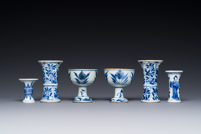 Deux coupes &agrave; pied et quatre vases miniatures de forme 'gu' en porcelaine de Chine en bleu et blanc, Kangxi