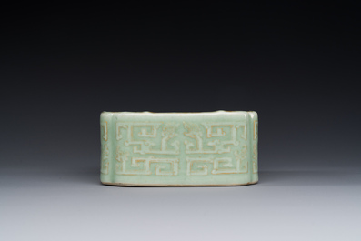 Een vierkante Chinese monochrome celadon geglazuurde kom met verguld drakendecor, Daoguang merk en periode