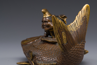 Bo&icirc;te couverte en bronze partiellement dor&eacute;e figurant Ebisu sur une dorade, Japon, sign&eacute;e Miyao Zo, Meiji, vers 1880