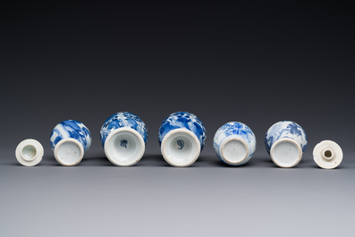 Vijf Chinese blauw-witte vazen, Kangxi