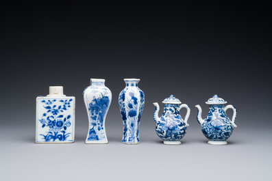 Deux vases, deux pichets miniatures et une bo&icirc;te &agrave; th&eacute; en porcelaine de Chine en bleu et blanc, Kangxi