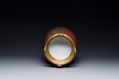 Een Chinese monochrome koperrood geglazuurde vaas met verguld bronzen montuur, 18/19e eeuw