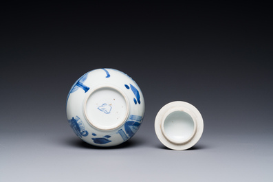 Een Chinese blauw-witte 'Lange Lijzen' theebus en deksel, conische schelp merk, Kangxi