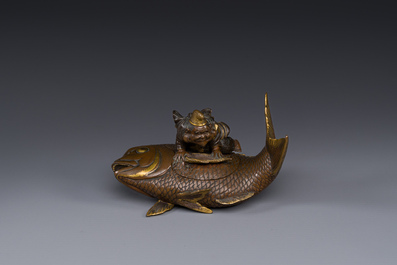 Bo&icirc;te couverte en bronze partiellement dor&eacute;e figurant Ebisu sur une dorade, Japon, sign&eacute;e Miyao Zo, Meiji, vers 1880