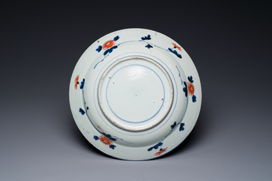 Plat en porcelaine Imari du Japon &agrave; d&eacute;cor de carpes, Edo, 17&egrave;me