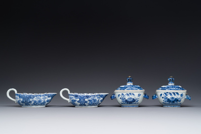 Paire de sauci&egrave;res et terrines couvertes en porcelaine de Chine en bleu et blanc, Qianlong