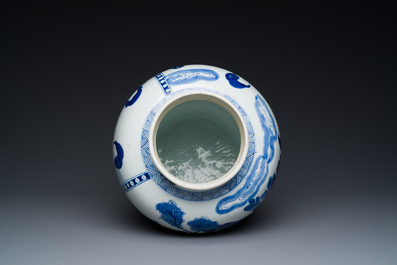 Vase en porcelaine de Chine en bleu et blanc &agrave; d&eacute;cor des 'Longues Dames', Kangxi