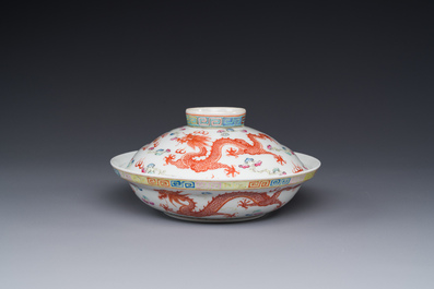 A Chinese famille rose bowl and cover with dragons chasing pearls, Guangxu mark, 19th C.